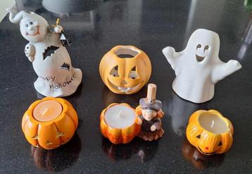 Twee Halloween-spookjes en vier Halloween-kaarslichthouders. beschikbaar voor biedingen
