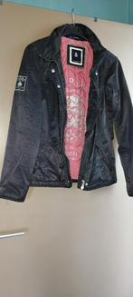 Te koop damesjas, Ophalen