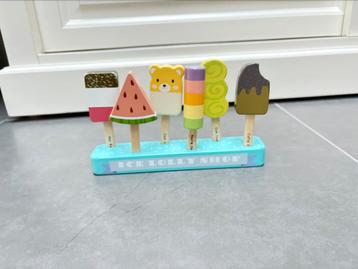 Houten speelgoed ijsjes beschikbaar voor biedingen