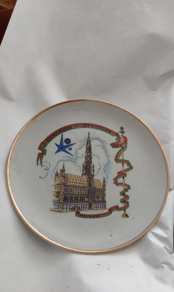 assiette souvenir  exposition internationale Bruxelles disponible aux enchères