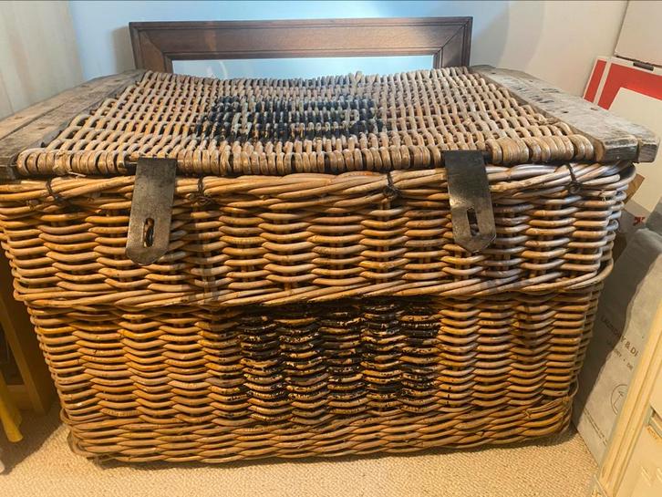 Grote rieten kist/ mand - in goede staat, Huis en Inrichting, Woonaccessoires | Schalen en Manden, Gebruikt, Mand, Rechthoekig
