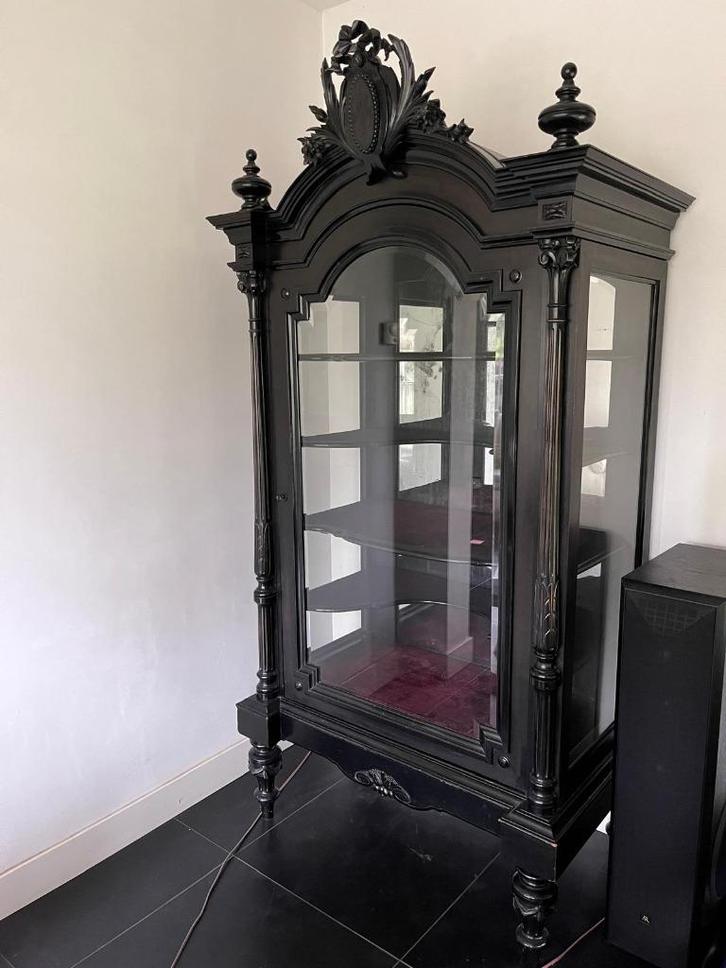 Antieke zwarte kast, Huis en Inrichting, Kasten | Buffetkasten, 200 cm of meer, 50 tot 100 cm, 50 tot 75 cm, Met deur(en), Met plank(en)