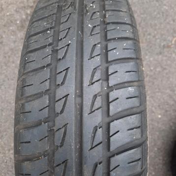 Banden voor auto of aanhangwagen . beschikbaar voor biedingen