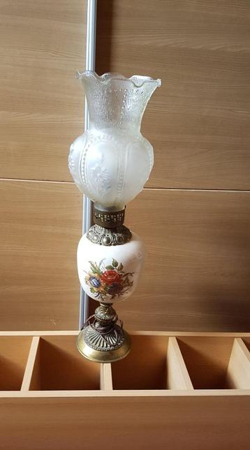 oude staande lamp in werkende staat geen scheuren of barsten beschikbaar voor biedingen