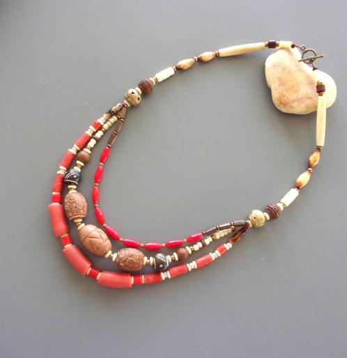 Etnisch ketting met 3 rijen in koraal en Afrikaanse kralen, Handtassen en Accessoires, Kettingen, Nieuw, Steen of Mineraal, Rood