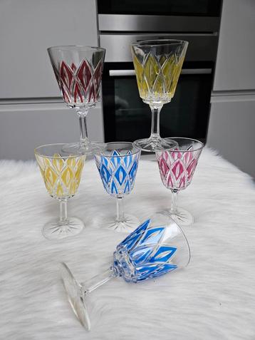 Ensemble de 6 verres à vin vintage VMC Reims 'Harlequin'.