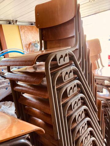 Vintage industriële schoolstoelen en stapelstoelen beschikbaar voor biedingen