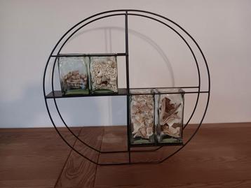 Rek met decoratie  beschikbaar voor biedingen