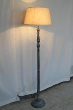 Hoge stoere staande houten lamp met kap H 155cm B kap 40cm, Huis en Inrichting, Lampen | Vloerlampen, 150 tot 200 cm, Zo goed als nieuw