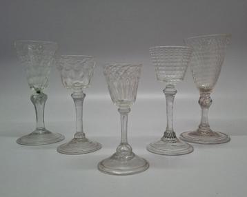 5 verschillende Luikse glaasjes circa 1720 beschikbaar voor biedingen