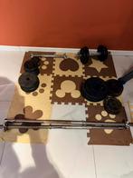 Kit barre et 2 halteres avec de multiples disques., Enlèvement, Comme neuf