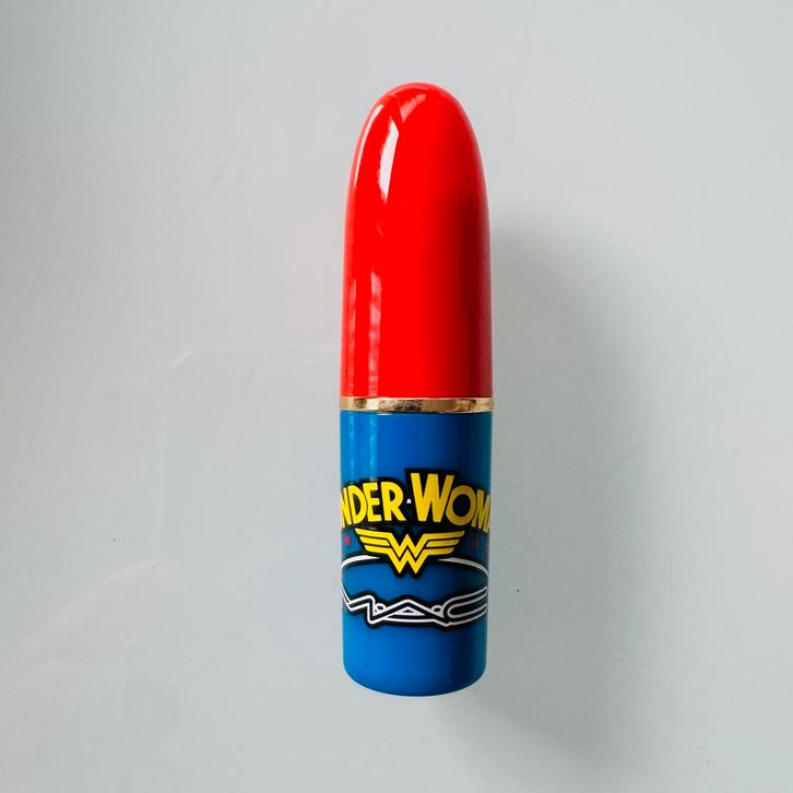 MAC Spitfire (Wonder Woman Collection) limited edition, Handtassen en Accessoires, Uiterlijk | Cosmetica en Make-up, Zo goed als nieuw