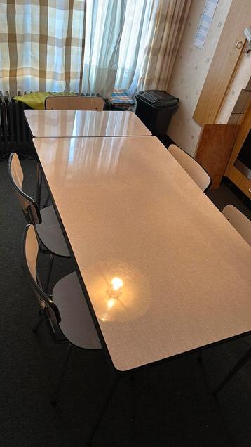 Retro tafel ( 180x70) + 5 stoelen beschikbaar voor biedingen