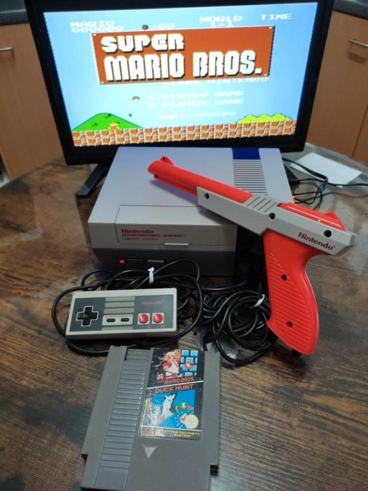Nintendo NES action set super Mario Bros + le pistolet, Games en Spelcomputers, Spelcomputers | Nintendo NES, Zo goed als nieuw