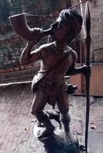 houten beeld jager, Enlèvement