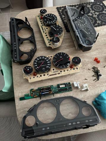 BMW E30 set van verschillende snelheidsmeter onderdelen beschikbaar voor biedingen