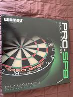 Complete dartset te koop: Winmau dartbord + 2 sets pijlen, Sport en Fitness, Darts, Ophalen, Nieuw, Dartbord