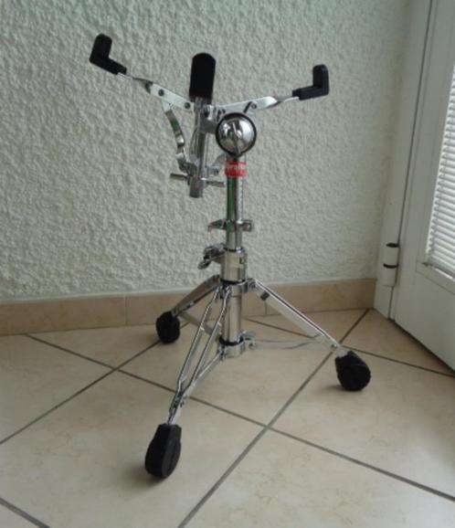 Pied / Support pour 3 bras. Marque: "Stagg HPD-1000"., Muziek en Instrumenten, Standaarden, Zo goed als nieuw, Muziekstandaard