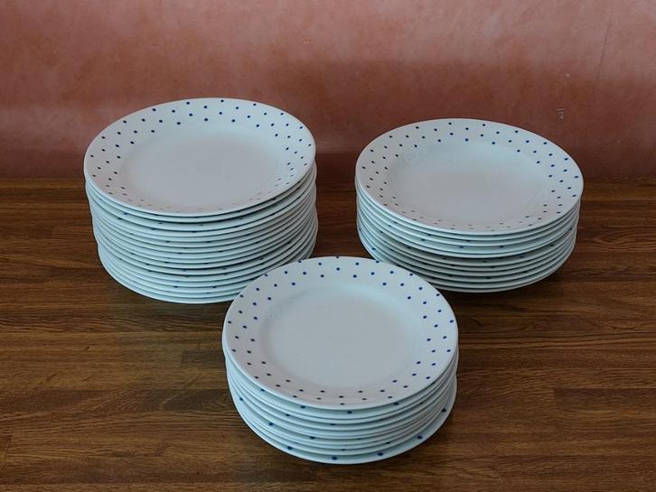 Borden met blauwe bolletjes (Boch), Antiek en Kunst, Antiek | Servies los, Ophalen