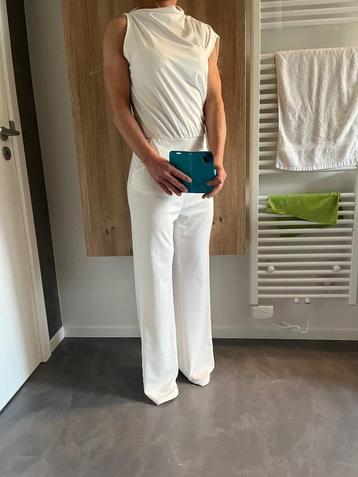 Stijlvolle witte jumpsuit beschikbaar voor biedingen
