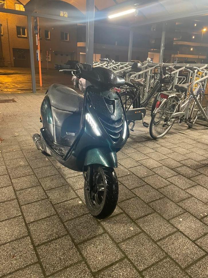 Zip a klasse, Fietsen en Brommers, Scooters | Piaggio, Zo goed als nieuw, Zip, Benzine, Ophalen