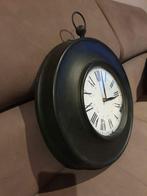 Metalen klok in industriële stijl, Huis en Inrichting, Woonaccessoires | Klokken, Ophalen, Zo goed als nieuw, Wandklok