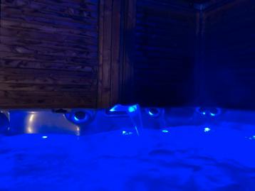 Jacuzzi gratis geleverd geplaatst  beschikbaar voor biedingen