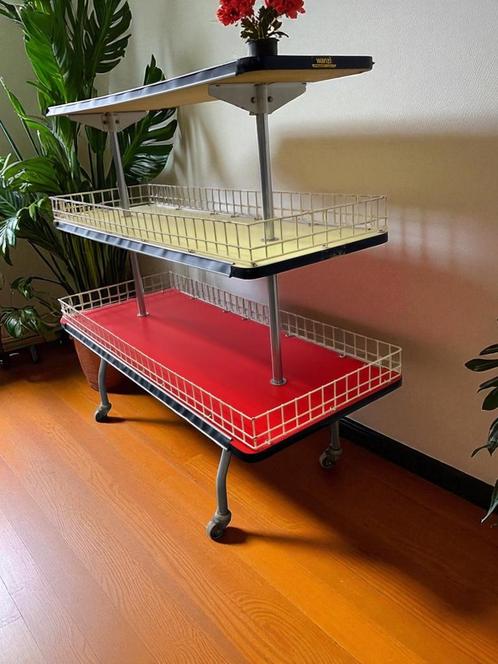 Vintage gekleurde etagere / staande rek op wieltjes, Verzamelen, Retro, Ophalen of Verzenden