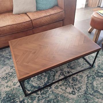 industriële salontafel met visgraadmotief blad beschikbaar voor biedingen