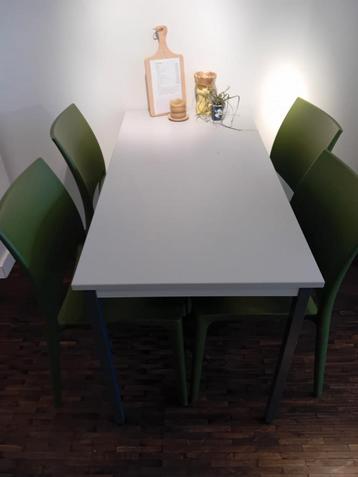 Lot tafels  beschikbaar voor biedingen