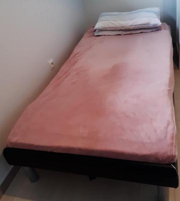 1 persoons bed met matras, overtrek en bodem-gratis vervoer beschikbaar voor biedingen