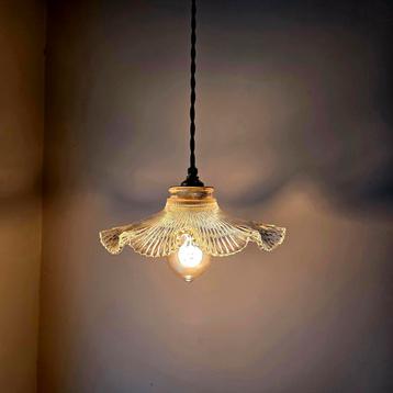 Vintage gekartelde Holophane glazen hanglamp. beschikbaar voor biedingen