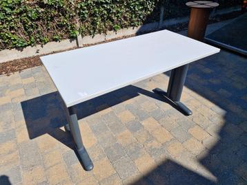 Grijs Bureautje te koop!, Métal, 50 à 100 cm, Jusqu'à deux personnes, Enlèvement