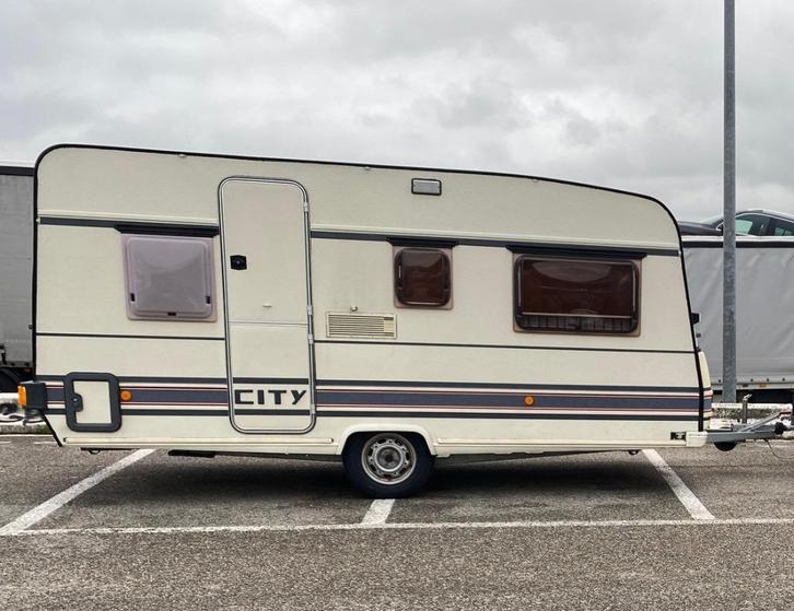 caravan Burstner City, Caravans en Kamperen, Caravans, Particulier, tot en met 5, 750 - 1000 kg, Standaardzit, Bürstner, 4 tot 5 meter