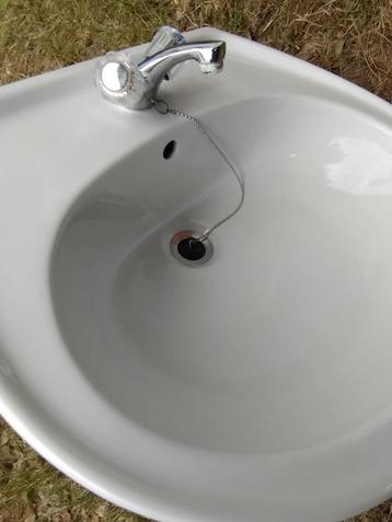 witte lavabo met mengkraan beschikbaar voor biedingen