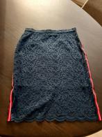 Rok blauwe kant, rood-witte zijstreep maat 40, Kleding | Dames, Rokken, Ophalen of Verzenden, Maat 38/40 (M), Rood