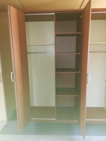 Kleerkast met spiegel beschikbaar voor biedingen