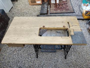 Naaimachine tafel beschikbaar voor biedingen