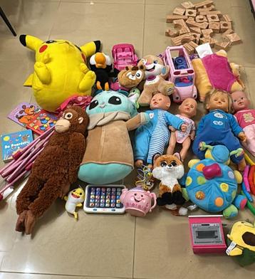 Speelgoedset – poppen, knuffels, auto’s en blokken beschikbaar voor biedingen