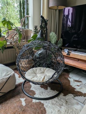 Hangmand voor de kat beschikbaar voor biedingen