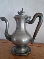 Sierlijke tinnen kan met houten handvat, Enlèvement ou Envoi