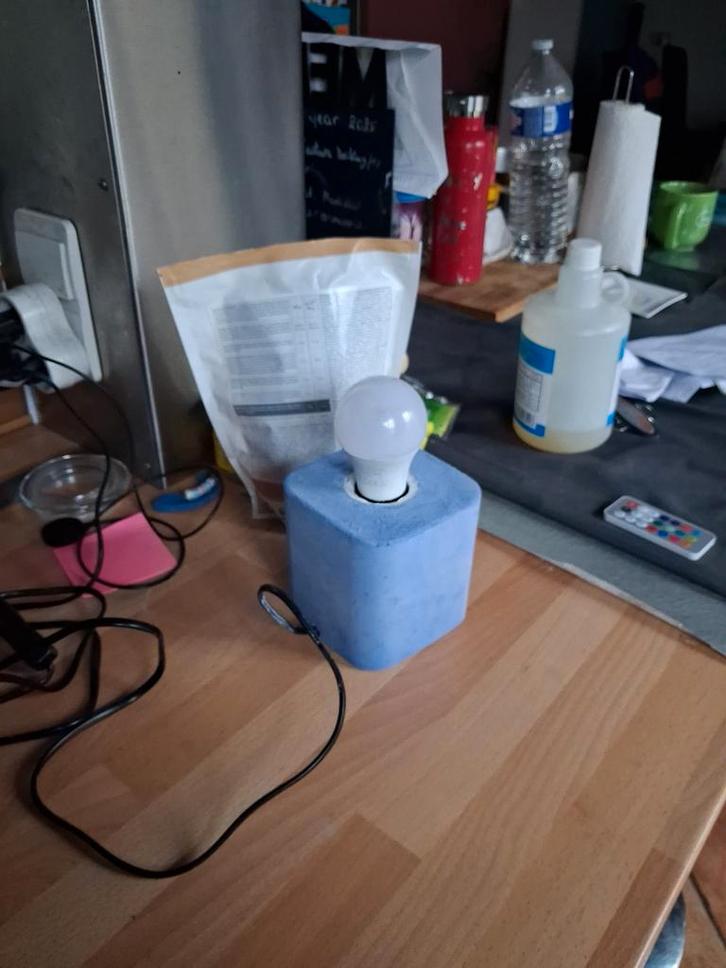 Lampe design en béton, Huis en Inrichting, Woonaccessoires | Dienbladen