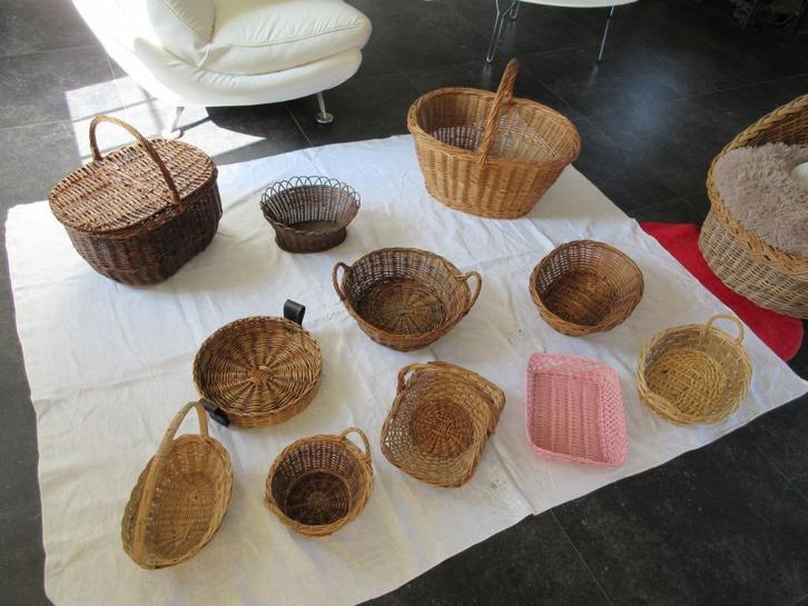 Oude rieten manden mand in riet met handvat boodschappenmand, Huis en Inrichting, Woonaccessoires | Schalen en Manden, Mand, Riet