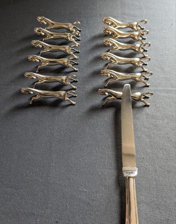 Chevaux en métal argenté, remorques à couteaux, 12 pièces 