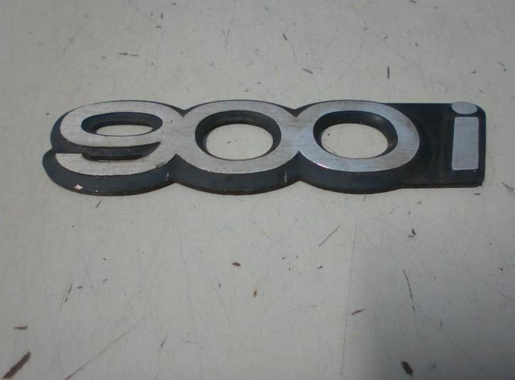 EMBLEEM Saab 900 I (01-1979/12-1994) (6915847), Auto-onderdelen, Overige Auto-onderdelen, Saab, Gebruikt