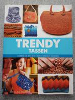 Trendy tassen Haken en breien voor handige handen, Ophalen of Verzenden, Zo goed als nieuw