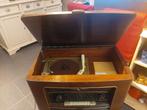 Oude radio ... speelt en is ok ... met platenspeler, Antiek en Kunst, Antiek | Tv's en Audio, Ophalen