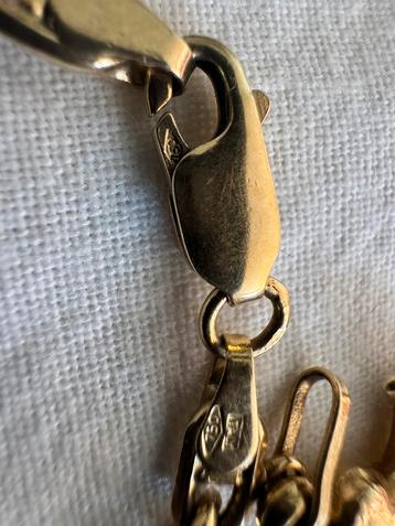 Gouden armband met bedels beschikbaar voor biedingen