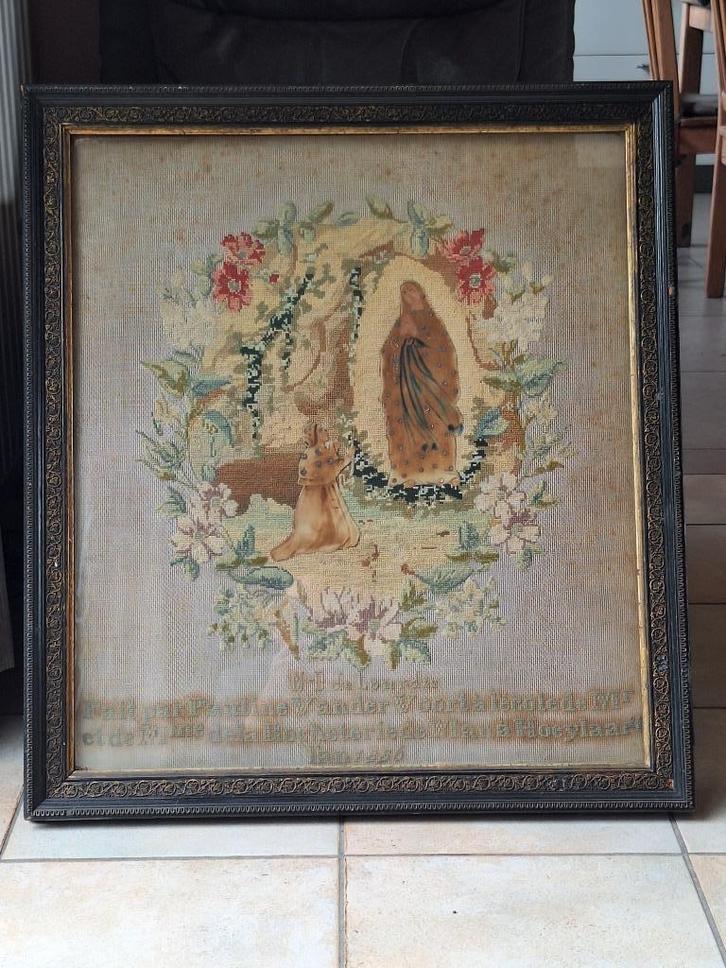 Antieke kader met handwerk OLV van Lourdes (1886)., Antiek en Kunst, Antiek | Religieuze voorwerpen, Ophalen