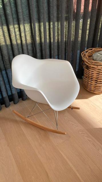 Schommelstoel Eames (replica) beschikbaar voor biedingen
